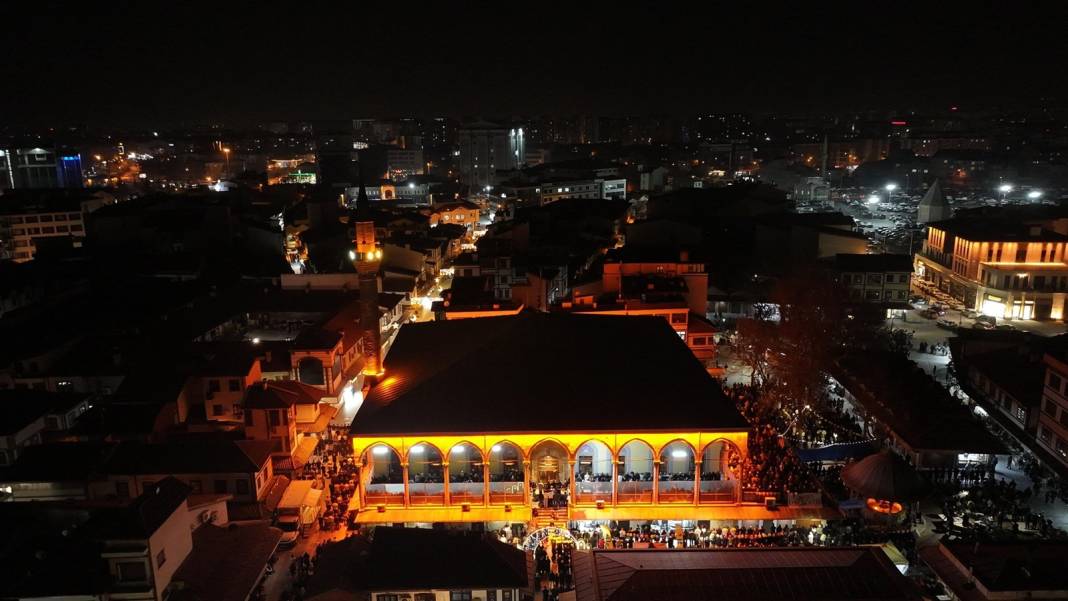 Konya'da "bin aydan daha hayırlı gece" idrak edildi: Camiler doldu, taştı 2